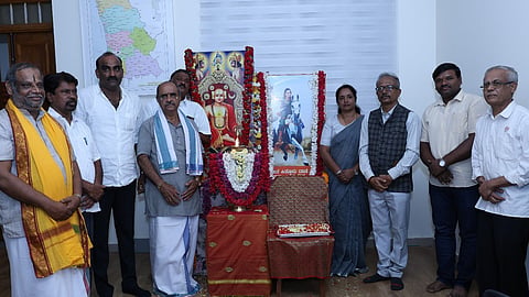 ಉಡುಪಿಯಲ್ಲಿ ಜಿಲ್ಲಾಡಳಿತದಿಂದ ಆಯೋಜಿಸಿದ್ದ ಶ್ರೀಮಧ್ವಾಚಾರ್ಯ ಹಾಗೂ ರಾಣಿ ಚನ್ನಮ್ಮ ಜಯಂತಿಯನ್ನು ಯಶ್ಪಾಲ್ ಸುವರ್ಣ ಉದ್ಘಾಟಿಸಿದರು. ಎಂ.ಎ. ಗಫೂರ್, ದಿನಕರ ಹೇರೂರು, ಡಾ. ಬಿ.ಗೋಪಾಲ ಆಚಾರ್ಯ, ಸಿದ್ಧಬಸಯ್ಯ ಸ್ವಾಮಿ ಚಿಕ್ಕಮಠ, ಪೂರ್ಣಿಮಾ, ಜಯರಾಮ ಆಚಾರ್ಯ, ನಿರಂಜನ ಚೋಳಯ್ಯ, ಎಸ್.ಎಸ್. ಕಾದ್ರೋಳ್ಳಿ ಇದ್ದರು.