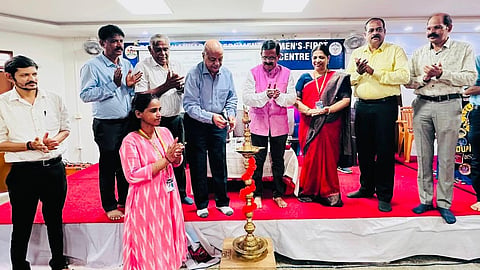 ಉಡುಪಿಯ ಡಾ. ಜಿ.ಶಂಕರ ಕಾಲೇಜ್ನಲ್ಲಿ ಆಯೋಜಿಸಿದ್ದ ರಕ್ತದಾನ ಶಿಬಿರವನ್ನು ಜಯಕರ ಶೆಟ್ಟಿ ಉದ್ಘಾಟಿಸಿದರು. ಪ್ರೊ. ಡಾ.ನಿಕೇತನಾ, ಡಾ. ಗಣನಾಥ ಶೆಟ್ಟಿ ಎಕ್ಕಾರು, ಡಾ. ರಾಮಚಂದ್ರ ಪಾಟ್ಕರ್, ಜೀವನದಾಸ ಶೆಟ್ಟಿ, ಶಿವರಾಮ ಶೆಟ್ಟಿ, ಕವಿತಾ, ಅಶ್ವಿಜಾ, ಡಾ. ರವೀಶ ಬಿ., ರಾಕೇಶ, ಪುನೀತ ತೆಂಡುಲ್ಕರ್ ಇದ್ದರು.