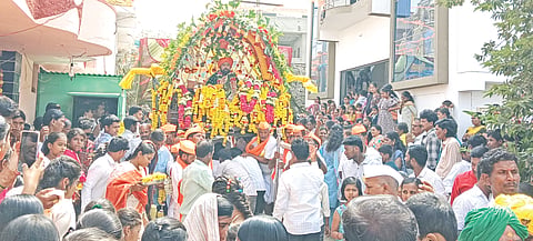 ಕುಲಾಲಿ ಗ್ರಾಮದಲ್ಲಿ ಗುರುವಾರ ಶ್ರೀ ಗುರು ಚನ್ನಮಲ್ಲೆಶ್ವರರ ಜಾತ್ರೋತ್ಸವ ನಿಮಿತ್ತ ಸಂಭ್ರಮದಿಂದ ಶ್ರೀ ಡಾ.ಅಭಿನವ ಚನ್ನಮಲ್ಲ ಶಿವಯೋಗಿಗಳ ಅಡ್ಡಪಲ್ಲಕ್ಕಿ ಉತ್ಸವ ಜರುಗಿತು.