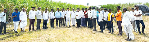 ಸೇಡಂ ತಾಲೂಕಿನ ಯಡಗಾ ಗ್ರಾಮಕ್ಕೆ ಮಾಜಿ ಶಾಸಕ ರಾಜಕುಮಾರ ಪಾಟೀಲ್ ತೆಲ್ಕೂರ ಭೇಟಿ ನೀಡಿ ಶಾರ್ಟ್ ಸಕ್ಯೂರ್ಟ್ನಿಂದ ಸುಟ್ಟು ಹೋಗಿರುವ ಕಬ್ಬನ್ನು ಪರಿಶೀಲಿಸಿದರು.