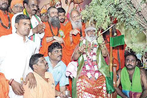 ಜಮಖಂಡಿ ನಗರ ಸಮೀಪದ ಕಡಪಟ್ಟಿಯಲ್ಲಿ ರಂಭಾಪುರಿ ಪೀಠದ ಜಗದ್ಗುರು ಡಾ.ವೀರಸೋಮೇಶ್ವರ ರಾಜದೇಶಿಕೇಂದ್ರ ಶಿವಾಚಾರ್ಯ ಭಗವತ್ಪಾದರು ಬನ್ನಿಮರಕ್ಕೆ ಪೂಜೆ ಸಲ್ಲಿಸಿದರು. ಕಲ್ಯಾಣ ಮಠದ ಗೌರಿಶಂಕರ ಶಿವಾಚಾರ್ಯ ಸ್ವಾಮೀಜಿ, ಶಿವಲಿಂಗ ಪಂಡಿತಾರಾಧ್ಯ ಶಿವಾಚಾರ್ಯ ಸ್ವಾಮೀಜಿ, ಡಾ. ವಿಶ್ವಪ್ರಭುದೇವ ಶಿವಾಚಾರ್ಯ ಸ್ವಾಮೀಜಿ ಇದ್ದರು.