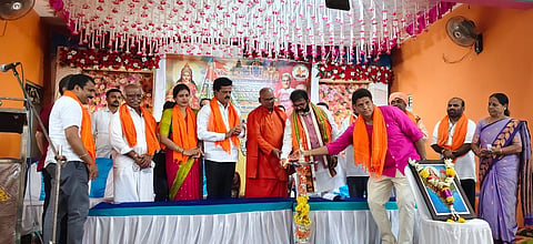 ರಂಗೇನಹಳ್ಳಿಯಲ್ಲಿ ಆಯೋಜಿಸಿದ್ದ ದೀಪಾವಳಿ ಮಿಲನ್ ಕಾರ್ಯಕ್ರಮವನ್ನು ವಿಧಾನ ಪರಿಷತ್ ವಿಪಕ್ಷ ನಾಯಕ ಛಲವಾದಿ ನಾರಾಯಣಸ್ವಾಮಿ ಉದ್ಘಾಟಿಸಿದರು. ಶ್ರೀ ಬಸವಮೂರ್ತಿ ಮಾದಾರ ಚನ್ನಯ್ಯ ಸ್ವಾಮೀಜಿ, ಡಿ.ಎಸ್.ಸುರೇಶ್, ಜಿ.ವಾದಿರಾಜ್, ಗುರು ಗಣೇಶ್, ಬಿ.ಆರ್.ಲೋಹಿತ್, ಬಿ.ಎಸ್.ಚೈತ್ರಶ್ರೀ ಇತರರಿದ್ದರು.