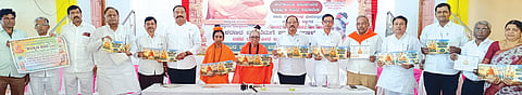 ಬಸವಕಲ್ಯಾಣದ ಬಸವ ಮಹಾಮನೆ ಪರಿಸರದಲ್ಲಿ ಗುರುವಾರ 25ನೇ ವರ್ಷದ ಕಲ್ಯಾಣ ಪರ್ವ ರಜತ ಮಹೋತ್ಸವದ ಆಮಂತ್ರಣ ಪತ್ರಿಕೆ ಬಿಡುಗಡೆ ಮಾಡಲಾಯಿತು. ಶ್ರೀ ಮಹಾ ಜಗದ್ಗುರು ಮಾತೆ ಗಂಗಾದೇವಿ, ಬಸವರಾಜ ಬುಳ್ಳಾ, ಶಿವರಾಜ ನರಶೆಟ್ಟಿ, ಸೋಮಶೇಖರ ಪಾಟೀಲ ಗಾದಗಿ, ಜಯರಾಜ ಖಂಡ್ರೆ, ಸುರೇಶ ಸ್ವಾಮಿ, ಕೆ.ವಿರೇಶ, ಶಿವಶರಣಪ್ಪ ಹುಗ್ಗೆಪಾಟೀಲ, ರವೀಂದ್ರ ಕೊಳಕುರ, ಆಕಾಶ ಖಂಡಾಳೆ ಇತರರಿದ್ದರು.