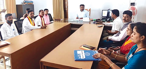 ಆಳಂದನಲ್ಲಿ ತಹಸೀಲ್ದಾರ್ ಅಣ್ಣಾರಾವ ಪಾಟೀಲ್ ಅಧ್ಯತೆಯಲ್ಲಿ ಕರ್ನಾಟಕ ರಾಜ್ಯೋತ್ಸವ ಪೂರ್ವಭಾವಿ ಸಭೆ ಜರುಗಿತು. ಹಣಮಂತ ಶೇರಿ, ಪ್ರವಿಣ ಮೊದಲೆ, ರಮೇಶ, ಮಹಾಂತೇಶ ಸಣ್ಣಮನಿ ಇತರರಿದ್ದರು.