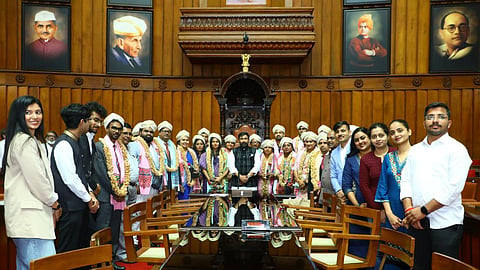 ಕಾಮನ್ವೆಲ್ತ್ ಯೂತ್ ಕೌನ್ಸಿಲ್ ವತಿಯಿಂದ ಶ್ರೀಲಂಕಾದ ಮಾಜಿ ಸಚಿವ ಹರಿನ್ ಫರ್ನಾಂಡೊ ನೇತೃತ್ವದ ಯುವ ನಿಯೋಗ ಶುಕ್ರವಾರ ವಿಧಾನ ಪರಿಷತ್ ಸಭಾಪತಿ ಸಲೀಂ ಅಹ್ಮದ್ ಅವರನ್ನು ಭೇಟಿ ಮಾಡಿ ಪರಿಷತ್ತಿನ ಸದನ ಕಾರ್ಯಕಲಾಪಗಳ ಕುರಿತು ಮಾಹಿತಿ ಪಡೆಯಿತು.