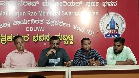 ಹುಬ್ಬಳ್ಳಿಯಲ್ಲಿ ಕೋರಿಯರ್ ಬುಕಿಂಗ್ ಹಾಗೂ ಹಂಚಿಕೆದಾರರ ಸಂಘದ ಅಧ್ಯಕ್ಷ ಶಶಿಕುಮಾರ ಎನ್. ಮಾತನಾಡಿದರು.