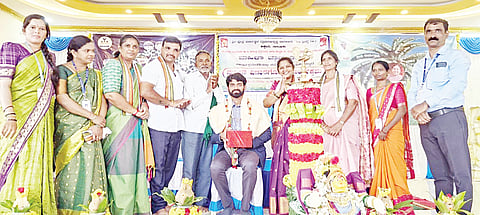 ಕಿಕ್ಕೇರಿಯಲ್ಲಿ ಶನಿವಾರ ಧರ್ಮಸ್ಥಳ ಗ್ರಾಮಾಭಿವೃದ್ಧಿ ಯೋಜನೆಯಿಂದ ಜರುಗಿದ ಮಹಿಳಾ ಜ್ಞಾನವಿಕಾಸ ಕಾರ್ಯಕ್ರಮದ ತಾಲ್ಲೂಕು ಮಟ್ಟದ ಮಹಿಳಾ ವಿಚಾರಗೋಷ್ಠಿಯಲ್ಲಿ ಖ್ಯಾತ ಕ್ಯಾನ್ಸರ್ ಶಸ್ತ್ರಚಿಕಿತ್ಸಾ ತಜ್ಞ ಡಾ. ನವೀನ್ ಅವರನ್ನು ಗೌರವಿಸಲಾಯಿತು. ಆರ್ಟಿಒ ಮಲ್ಲಿಕಾರ್ಜುನ, ಬಿ.ಶ್ರೀನಿವಾಸ್, ವಿಮಲಾ, ಲೀಲಾವತಿ, ವಿನೋದಾ, ನಳಿನಿ ಮತ್ತಿತರರಿದ್ದರು.
