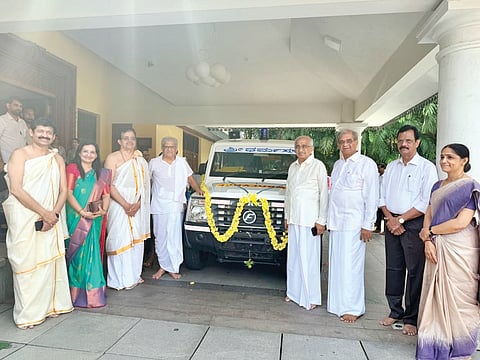 ಕರ್ಣಾಟಕ ಬ್ಯಾಂಕ್ನ ವ್ಯವಸ್ಥಾಪಕ ನಿರ್ದೇಶಕ ಹಾಗೂ ಮುಖ್ಯ ಕಾರ್ಯನಿರ್ವಹಣಾಧಿಕಾರಿ ರಾವೇಂದ್ರ ಎಂ.ಭಟ್ ಆಂಬುಲೆನ್ಸ್ ಹಸ್ತಾಂತರಿಸಿದರು. ಡಾ.ಡಿ.ವೀರೇಂದ್ರ ಹೆಗ್ಗಡೆ, ಡಿ.ಸುರೇಂದ್ರ ಕುವಾರ್, ಡಿ.ಹರ್ಷೇಂದ್ರ ಕುಮಾರ್, ಡಾ.ಸತೀಶ್ಚಂದ್ರ ಎಸ್. ಇತರರು ಇದ್ದರು.