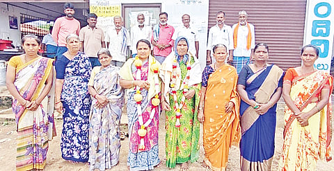 ಕಿಕ್ಕೇರಿ ಸಮೀಪದ ಅಣ್ಣೇಚಾಕನಹಳ್ಳಿ ಡೇರಿ ಅಧ್ಯಕ್ಷರಾಗಿ ದಾಕ್ಷಾಯಿಣಿ, ಉಪಾಧ್ಯಕ್ಷೆಯಾಗಿ ಸುಲೋಚನಾ ಅವಿರೋಧವಾಗಿ ಶನಿವಾರ ಆಯ್ಕೆಯಾದರು. ಡೇರಿ ನಿರ್ದೇಶಕರು, ಗ್ರಾಮ ಮುಖಂಡರು ಇದ್ದರು.
