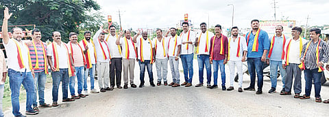 ಬೇಲೂರು: ಅಧಿಕಾರಿಗಳ ಹಾಗೂ ಜನಪ್ರತಿನಿಧಿಗಳ ನಿರ್ಲಕ್ಷೃದಿಂದ ಐತಿಹಾಸಿಕ ಯಗಚಿ ಹಳೇ ಸೇತುವೆ ಶಿಥಿಲಾವಸ್ಥೆ ತಲುಪುತ್ತಿದೆ ಎಂದು ಆರೋಪಿಸಿ, ಕರವೇ (ನಾರಾಯಣಗೌಡ ಬಣ)ದ ಕಾರ್ಯಕರ್ತರು ಪಟ್ಟಣದ ಯಗಚಿ ಸೇತುವೆ ಬಳಿ ಶನಿವಾರ ಪ್ರತಿಭಟಿಸಿ ಶೀಘ್ರ ದುರಸ್ತಿಗೆ ಒತ್ತಾಯಿಸಿ ಗಡುವು ನೀಡಿ ತೆರಳಿದರು.