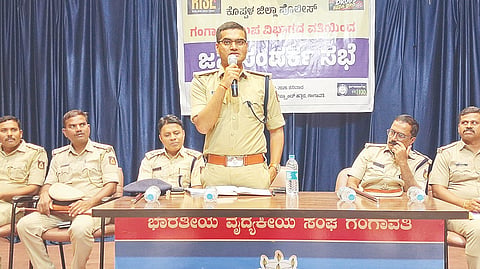 ಗಂಗಾವತಿಯ ಐಎಂಎ ಹಾಲ್ನಲ್ಲಿ ಪೊಲೀಸ್ ಇಲಾಖೆಯಿಂದ ಶನಿವಾರ ಹಮ್ಮಿಕೊಂಡಿದ್ದ ಜನಸಂಪರ್ಕ ಸಭೆಯಲ್ಲಿ ಎಸ್ಪಿ ಸಾಹಿಲ್ ಬಾಗ್ಲಾ ಮಾತನಾಡಿದರು. ಎಎಸ್ಪಿ ಹೇಮಂತಕುಮಾರ, ಡಿವೈಎಸ್ಪಿ ಜೆ.ಎಸ್.ನ್ಯಾಮಗೌಡರ್ ಇತರರಿದ್ದರು.