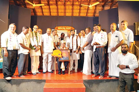 ಹಿರಿಯ ಸಾಹಿತಿ ಬರಗೂರು ರಾಮಚಂದ್ರಪ್ಪ ಅವರಿಗೆ ಪುವೆಂಪು ಪ್ರಶಸ್ತಿ ಪ್ರದಾನಿಸಲಾಯಿತು. ಸಲೀಂ ಅಹಮ್ಮದ್, ಎಂ.ವೀರಪ್ಪ ಮೊಲಿ, ಎ.ಕೆ.ಎಂ.ಅಶ್ರಫ್, ಸೋಮಣ್ಣ ಬೇವಿನಮರದ, ಪ್ರಕಾಶ ಮತ್ತೀಹಳ್ಳಿ ಮತ್ತಿತರರು ಇದ್ದರು.