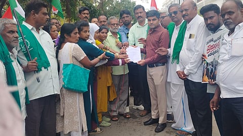 ಎಸ್ಐಆರ್ ರದ್ದುಗೊಳಿಸಬೇಕೆಂದು ಆಗ್ರಹಿಸಿ ಸಂಯುಕ್ತ ಕಿಸಾನ್ ಮೋರ್ಚಾ ಕರ್ನಾಟಕ ಮತ್ತಿತರ ಸಂಘಟನೆಗಳ ಸದಸ್ಯರು ಪ್ರತಿಭಟನೆ ನಡೆಸಿ ಎಸಿ ಡಾ.ಕೆ.ಜೆ.ಕಾಂತರಾಜ್ಗೆ ಮನವಿ ಸಲ್ಲಿಸಿದರು. ಈಚಘಟ್ಟದ ಸಿದ್ದವೀರಪ್ಪ, ಕೆ.ಸಿ. ಹೊರಕೇರಪ್ಪ ಇತರರಿದ್ದರು.