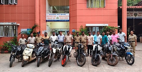 ಬಂಧಿತ ಆರೋಪಿಗಳಿಂದ ವಶಕ್ಕೆ ಪಡೆದ ದ್ವಿಚಕ್ರ ವಾಹನ ಹಾಗೂ ಕಾರ್ಯಾಚರಣೆ ನಡೆಸಿದ ಪೊಲೀಸರು.