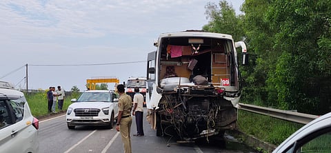 ಹೆಮ್ಮಾಡಿ ಸಮೀಪದ ಮೂವತ್ತುಮುಡಿ ಸಮೀಪದ ಅರಾಟೆ ಸೇತುವೆ ಬಳಿ ಖಾಸಗಿ ಬಸ್ಗಳ ನಡುವೆ ಮುಖಾಮುಖಿ ಡಿಕ್ಕಿ ಸಂಭವಿಸಿರುವುದು.
