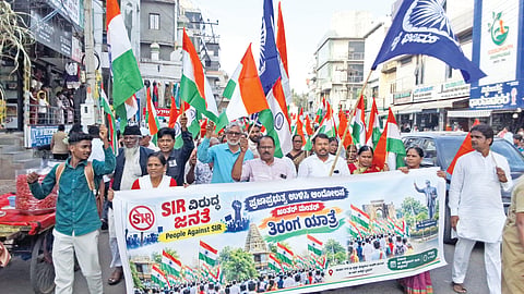 ಎಸ್ಐಆರ್ ಹೋರಾಟ ಸಮಿತಿ ಹಾಗೂ ಮತ ಕಾವಲು ಸಮಿತಿಯ ವತಿಯಿಂದ ಎಸ್ಐಆರ್ ಪ್ರಕ್ರಿಯೆ ವಿರೋಧಿಸಿ ವಿಜಯಪುರ ನಗರದಲ್ಲಿ ತಿರಂಗಾ ಯಾತ್ರೆ ನಡೆಯಿತು. ಚನ್ನು ಕಟ್ಟಿಮನಿ, ಅಕ್ರಮ ಮಾಶಾಳ್ಕರ, ಮೀನಾಕ್ಷಿ ಸಿಂಗೆ ಮತ್ತಿತರರಿದ್ದಾರೆ.