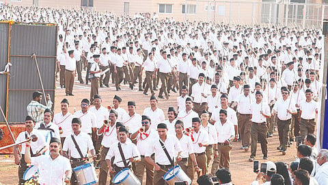 ಹುಬ್ಬಳ್ಳಿಯಲ್ಲಿ ವಿಜಯದಶಮಿ ಅಂಗವಾಗಿ ಭಾನುವಾರ ರಾಷ್ಟ್ರೀಯ ಸ್ವಯಂಸೇವಕ ಸಂಘದ ಮಹಾನಗರ ಘಟಕದ ವತಿಯಿಂದ ಏರ್ಪಡಿಸಿದ್ದ ಗಣವೇಷಧಾರಿಗಳ ಆಕರ್ಷಕ ಪಥಸಂಚಲನ.