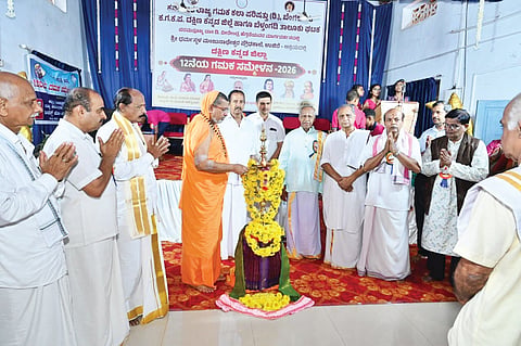 ದ.ಕ. ಜಿಲ್ಲಾ ಗಮಕ ಸಮ್ಮೇಳನವನ್ನು ಎಡನೀರು ಮಠದ ಶ್ರೀ ಸಚ್ಚಿದಾನಂದ ಭಾರತೀ ಸ್ವಾಮೀಜಿ ಉದ್ಘಾಟಿಸಿದರು. ಪ್ರದೀಪ್ ಕುಮಾರ್ ಕಲ್ಕೂರ, ಶ್ರೀಪತಿ ಭಟ್, ಭುವನಾಭಿರಾಮ ಉಡುಪ, ವಿದ್ಯಾಕಿರಣ್ ಮತ್ತಿತರರು ಇದ್ದರು.