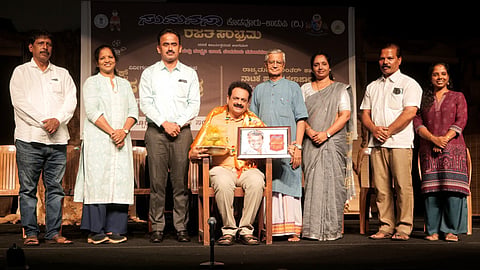 ಉಡುಪಿಯಲ್ಲಿ ಆಯೋಜಿಸಿದ್ದ ಸುಮನಸಾ ಸಂಘಟನೆಯ ಕಾರ್ಯಕ್ರಮದಲ್ಲಿ ನಾಟಕ ಅಕಾಡೆಮಿ ಪ್ರಶಸ್ತಿ ಪುರಸ್ಕೃತ ಪ್ರದೀಪಚಂದ್ರ ಕುತ್ಪಾಡಿ ಅವರನ್ನು ಸನ್ಮಾನಿಸಲಾಯಿತು. ಹರಿಪ್ರಸಾದ ರೈ, ಪೂರ್ಣಿಮಾ, ಪ್ರೊ. ಎಂ.ಎಲ್. ಸಾಮಗ, ಸುಕನ್ಯಾ ಮಾರ್ಟಿಸ್, ಪ್ರಕಾಶ ಜಿ. ಕೊಡವೂರು, ಪ್ರಜ್ಞಾಶ್ರೀ ಕೊಡವೂರು ಇದ್ದರು.