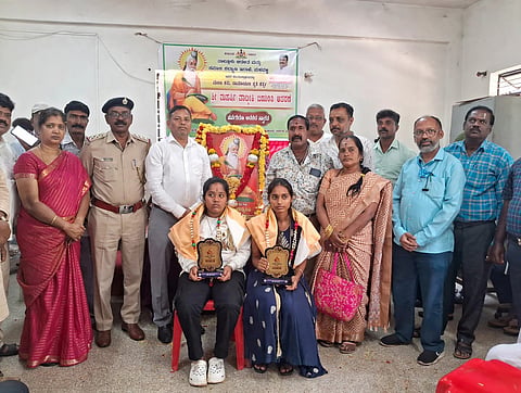 ಮಳವಳ್ಳಿ ತಾಲೂಕು ಆಡಳಿತ ಮತ್ತು ಸಮಾಜ ಕಲ್ಯಾಣ ಇಲಾಖೆ ವತಿಯಿಂದ ಆಯೋಜಿಸಿದ್ದ ಮಹರ್ಷಿ ವಾಲ್ಮೀಕಿ ಜಯಂತಿ ಕಾರ್ಯಕ್ರಮದಲ್ಲಿ ಪ್ರತಿಭಾವಂತ ವಿದ್ಯಾರ್ಥಿನಿಯರನ್ನು ಸನ್ಮಾನಿಸಲಾಯಿತು. ಲೋಕೇಶ್, ಸಂತೋಷ್, ಉಮಾ, ಸಿಬ್ಬಂದಿ ಇದ್ದರು.