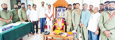 ಹಲಗೂರಿನ ಸೆಸ್ಕ್ ಕಚೇರಿಯಲ್ಲಿ ವಾಲ್ಮೀಕಿ ಜಯಂತಿ ಆಚರಿಸಲಾಯಿತು. ಗುರು, ಸೂರ್ಯಕುಮಾರ್, ಶಂಕರಪ್ಪ, ರಾಘವೇಂದ್ರ, ಕುಮಾರ್ ಇದ್ದರು.