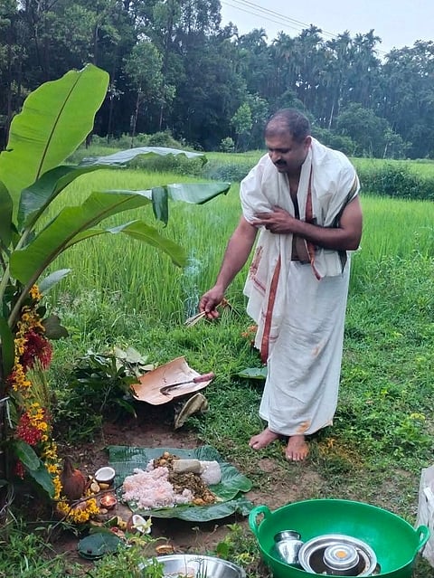 ಭೂಮಿ ಹುಣ್ಣಿಮೆ ಪ್ರಯುಕ್ತ ರೈತ ನವೀನ್ ಕರುವಾನೆ ಸೋಮವಾರ ಗದ್ದೆಯಲ್ಲಿ ಭೂ ತಾಯಿಗೆ ಎಡೆ ಇಟ್ಟು ಪೂಜೆ ಸಲ್ಲಿಸಿದರು.