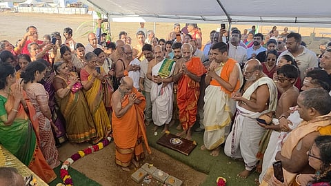 ಅಮೆರಿಕದ ಫೀನಿಕ್ಸ್ನಲ್ಲಿ ವೆಂಕಟಕೃಷ್ಣ ಕ್ಷೇತ್ರದ ನೂತನ ದೇವಾಲಯ ನಿರ್ಮಾಣಕ್ಕೆ ಪುತ್ತಿಗೆ ಸುಗುಣೇಂದ್ರ ಶ್ರೀ ಶಿಲಾನ್ಯಾಸ ನೆರವೇರಿಸಿದರು. ಪ್ರಸನ್ನ ಆಚಾರ್ಯ, ನಾಗರಾಜ ಆಚಾರ್ಯ, ರಾಘವೇಂದ್ರ ಭಟ್ಟ ಕೊಡಂಚ, ಕಿರಣ ಆಚಾರ್ಯ ಇತರರಿದ್ದರು.