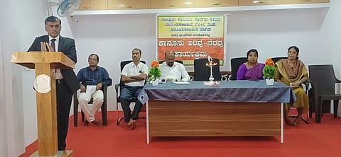 ಎನ್.ಆರ್.ಪುರ ಮೌಲಾನಾ ಆಜಾದ್ ಶಾಲೆಯಲ್ಲಿ ನಡೆದ ಸುರಕ್ಷಿತ ಬಚಪನ್ ಅಭಿಯಾನ ಜಾಗೃತಿ ಕಾರ್ಯಕ್ರಮದಲ್ಲಿ ಹಿರಿಯ ಸಿವಿಲ್ ನ್ಯಾಯಾಧೀಶ ಕೆ.ಟಿ.ರಘುನಾಥ್ ಗೌಡ ಮಾತನಾಡಿದರು. ವೆಂಕಟೇಶ್ಮೂರ್ತಿ, ಚಂದ್ರಶೇಖರ್, ನಿವೇದಿತಾ, ಡೈಸಿ, ಪಿ.ಪಿ.ಬೇಬಿ ಇತರರಿದ್ದರು.