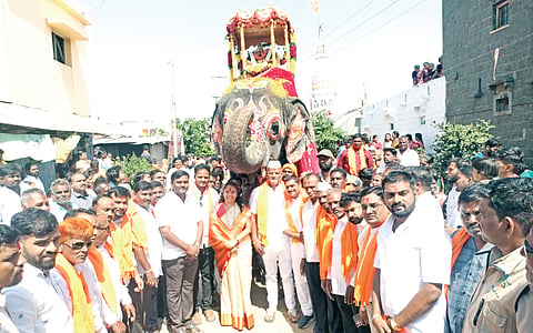 ಹುಲಸೂರು ತಾಲೂಕಿನ ಬೇಲೂರಿನಲ್ಲಿ ರಾತ್ರಿ ಜೈ ಅಂಬಾ ಭವಾನಿ ಜಾತ್ರೋತ್ಸವ ನಿಮಿತ್ತ ಸೋಮವಾರ ಅಂಬಾರಿ ಮೆರವಣಿಗೆಗೆ ಶಾಸಕ ಶರಣು ಸಲಗರ ಚಾಲನೆ ನೀಡಿದರು. ಶ್ರೀ ಪ್ರಭುಕುಮಾರ ಶಿವಾಚಾರ್ಯರು, ಸಹಾಯ ಆಯುಕ್ತೆ ಸಾವಿತ್ರಿ ಸಲಗರ, ಸೂರ್ಯಕಾಂತ ಚಿಲ್ಲಾಬಟ್ಟೆ, ರಾಮಲಿಂಗ ಸಾಗಾವೆ, ಬಸವರಾಜ ಗುಂಗೆ ಇತರರಿದ್ದರು.