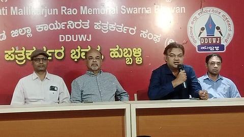ಹುಬ್ಬಳ್ಳಿಯಲ್ಲಿ ಚರ್ಮರೋಗ ತಜ್ಞರ ಮಹಾಸಮ್ಮೇಳನದ ಬಗ್ಗೆ ಮಾಹಿತಿ ನೀಡಿದ ಡಾ. ರಾವೇಂದ್ರ ತೋಖಾನೆ, ಡಾ. ರವಿ. ರಾಥೋಡ, ಡಾ. ಚನ್ನಬಸಪ್ಪ ಮೆಂಡಗುದ್ಲಿ, ಡಾ. ಚಂದ್ರಮೋಹನ ಕೆ.
