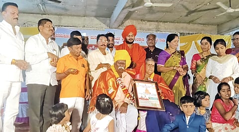 ಇಂಡಿ ನಗರದಲ್ಲಿ ಹಮ್ಮಿಕೊಂಡಿದ್ದ ಆದರ್ಶ ದಂಪತಿಗೆ ಅಭಿನವ ಶ್ರೀ ಪ್ರಶಸ್ತಿ ಪ್ರದಾನ ಸಮಾರಂಭದಲ್ಲಿ ವೇದಮೂರ್ತಿ ಮಲ್ಲಯ್ಯ ರುದ್ರಯ್ಯ ಮಠಪತಿ ದಂಪತಿಗೆ ಪ್ರಶಸ್ತಿ ನೀಡಿ ಸನ್ಮಾನಿಸಲಾಯಿತು. ಮುರುೇಂದ್ರ ಶಿವಾಚಾರ್ಯರು, ಎಸ್.ಎಸ್. ಮಜ್ಜಗಿ, ಮಲ್ಲಿಕಾರ್ಜುನ ಬುರಕುಲೆ ಮತ್ತಿತರರಿದ್ದರು.