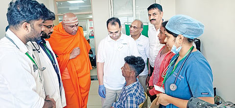 ನಾಗಮಂಗಲ ತಾಲೂಕಿನ ಆದಿಚುಂಚನಗಿರಿ ಆಸ್ಪತ್ರೆಯಲ್ಲಿ ನಡೆಯುತ್ತಿರುವ ಉಚಿತ ಪ್ಲಾಸ್ಟಿಕ್ ಸರ್ಜರಿ ಶಿಬಿರದಲ್ಲಿ ನೊಂದಾಯಿಸಿಕೊಂಡು ವೈದ್ಯರ ತಂಡದಿಂದ ತಪಾಸಣೆಗೊಳಗಾಗಿರುವ ರೋಗಿಗಳನ್ನು ಶ್ರೀ ಸತ್ಕೀರ್ತಿನಾಥ ಸ್ವಾಮೀಜಿ ಅವರು ಭೇಟಿ ಮಾಡಿ ಆರೋಗ್ಯ ವಿಚಾರಿಸಿದರು. ಡಾ. ರವಿ ಕೆ.ಎಸ್.ಧಮೇರ್ಂದ್ರ, ಶ್ರೇಯಸ್ ಇದ್ದರು.