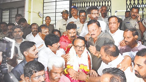 ಈಶಾನ್ಯ ಶಿಕ್ಷಕರ ಕ್ಷೇತ್ರದಲ್ಲಿ ಜಯಗಳಿಸಿದ ಬಿಜೆಪಿ ಅಭ್ಯರ್ಥಿ ಶಶೀಲ್ ಜಿ.ನಮೋಶಿ ಬೆಂಬಲಿಗರೊಂದಿಗೆ ಸಂಭ್ರಮಿಸಿದರು.