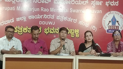 ಹುಬ್ಬಳ್ಳಿಯಲ್ಲಿ ಜೈಂಟ್ಸ್ ಫೆಡರೇಶನ್ ಪ್ರಶಸ್ತಿ ಪ್ರದಾನ ಸಮಾರಂಭದ ಕುರಿತು ಮಾಹಿತಿ ನೀಡಿದ ಅಧ್ಯಕ್ಷ ಪಾಂಡುರಂಗ ತಾಳೇಬೈಲಕರ, ಬೀರೇಶ ತಳ್ಳಿಕೇರಿ, ಜ್ಯೋತಿ ವೆಂಕಟೇಶ, ಗಜಾನನ ನೀಲಾಕರಿ, ಶಶಿಕಲಾ ನಾಯ್ಡು, ಚನ್ನಬಸಪ್ಪ ಧಾರವಾಡಶೆಟ್ಟರ್.