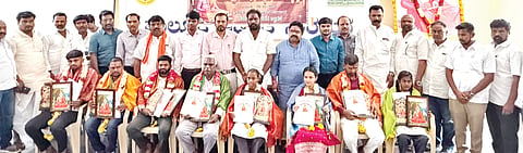 ಸುರಪುರದಲ್ಲಿ ಸೋಮವಾರ ಹಮ್ಮಿಕೊಂಡ ವಾಲ್ಮೀಕಿ ಜಯಂತಿ ಕಾರ್ಯಕ್ರಮದಲ್ಲಿ ವಿವಿಧ ಕ್ಷೇತ್ರಗಳ ಸಾಧಕರಿಗೆ ಸನ್ಮಾನಿಸಲಾಯಿತು. ನಿವೃತ್ತ ಉಪನ್ಯಾಸಕ ವೇಣುಗೋಪಾಲ ನಾಯಕ ಜೇವರ್ಗಿ, ಸಾಹಿತಿ ಡಾ.ಅರುಣ್ ಜೋಳದ ಕೂಡ್ಲಿಗಿ, ತಹಸೀಲ್ದಾರ್ ಎಚ್.ಎ. ಸರಕವಾಸ್, ಭೀಮನಗೌಡ, ಬಸವರಾಜ ಸಜ್ಜನ ಇತರರಿದ್ದರು.