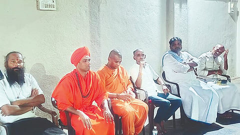 ಕಾರಟಗಿಯ ಕೆರೆ ಬಸವೇಶ್ವರ ಕಲ್ಯಾಣ ಮಂಟಪದಲ್ಲಿ ಭಾನುವಾರ ಏರ್ಪಡಿಸಿದ್ದ ಪೂರ್ವಭಾವಿ ಸಭೆ ನಡೆಯಿತು. ಕನ್ಹೇರಿಮಠದ ಶ್ರೀ ಕುಮಾರದೇವರು, ಬೂದುಗುಂಪಾದ ಕೊಟ್ಟೂರು ಶಾಖಾಮಠದ ಸಿದ್ಧೇಶ್ವರ ಸ್ವಾಮೀಜಿ, ಸೋಮನಾಳದ ವಿಜಯಕುಮಾರ ಸ್ವಾಮೀಜಿ, ಾಜಿ ಶಾಸಕ ಬಸವರಾಜ ದಢೇಸುಗೂರು ಇತರರಿದ್ದರು.