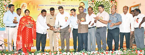 ಯಾದಗಿರಿಯಲ್ಲಿ ಸೋಮವಾರ ಹಮ್ಮಿಕೊಂಡ ಮಹರ್ಷಿ ವಾಲ್ಮೀಕಿ ಜಯಂತ್ಯುತ್ಸವನ್ನು ಜಿಲ್ಲಾಧಿಕಾರಿ ರಾಹುಲ್ ಪಾಂಡ್ವೆ ಉದ್ಘಾಟಿಸಿದರು. ಎಸ್ಪಿ ಪೃಥ್ವಿಕ್ ಶಂಕರ್, ಜಿಲ್ಲಾಧ್ಯ ಗೌಡಪ್ಪಗೌಡ ಅಲ್ದಾಳ, ಎಡಿಸಿ ರಮೇಶ ಕೋಲಾರ, ಸಿದ್ದಣ್ಣ ಅಣಬಿ, ವಿಜಯಕುಮಾರ ಮಡ್ಡೆ, ಸರೋಜಾ ಜಿ.ಟಿ. ಇತರರಿದ್ದರು.