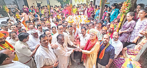 ಚಿತ್ತಾಪುರದ ಸರಾಫ್ ಲಚ್ಚಪ್ಪ ನಾಯಕ್ ಅವರ ನಿವಾಸದಲ್ಲಿ ನಾಗಾವಿ ಶ್ರೀ ಯಲ್ಲಮ್ಮ ದೇವಿ ಪಲ್ಲಕ್ಕಿ ಉತ್ಸವಕ್ಕೆ ತಹಸೀಲ್ದಾರ್ ನಾಗಯ್ಯ ಹಿರೇಮಠ ಸೋಮವಾರ ಪೂಜೆ ಸಲ್ಲಿಸಿ ಚಾಲನೆ ನೀಡಿದರು. ಶಂಕರಗೌಡ ಪಾಟೀಲ್, ರತ್ನಾಕರ ನಾಯಕ್, ಗೌತಮ ನಾಯಕ್, ಕಣ್ವಾ ನಾಯಕ್ ಇತರರಿದ್ದರು.
