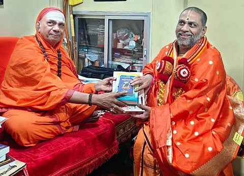 Sri Kashi Jagadguru Dr. Chandrashekhara Shivacharya Bhagavatpada honored Sri Subudhendra Tirtha Sripada of the Mantralaya Matha, who visited the Jangamawadi Matha—a seat of the Kashi Jnana Simhasana Peetha.
