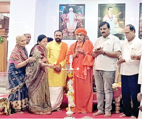 ಬಾಗಲಕೋಟೆ: ಕರ್ನಾಟಕದ ನೆಲ ಸಂತರ ಮತ್ತು ಶರಣರ ನೆಲೆ ಬೀಡು. ಈ ನೆಲದಲ್ಲಿ ಮಹಾನ್ ಶರಣರು ಮತ್ತು ಸಂತರು ಜೀವಕಾರುಣ್ಯದ ಬೀಜಬಿತ್ತಿ ಮಾನವತೆಯ ಸಮಾಜವನ್ನು ಕಟ್ಟಿಕೊಟ್ಟಿರುವರು. ಶರಣರ ಬದುಕನ್ನು ಪುರಾಣ ಪ್ರವಚನದ ಮೂಲಕ ಇಂದಿನ ಯುವಪೀಳಿಗೆಗೆ ತಲುಪಿಸುವುದು ಅಗತ್ಯವಾಗಿದೆ ಎಂದು ಚಿತ್ತರಗಿ ಸಂಸ್ಥಾನ ಮಠದ ಗುರುಮಹಾಂತ ಮಹಾಸ್ವಾಮಿಗಳು ತಿಳಿಸಿದರು.
ಹುನಗುಂದ ತಾಲೂಕಿನ ಚಿತ್ತರಗಿಯಲ್ಲಿ ಲಿಂಗೈಕ್ಯ ಶ್ರೀ ವಿಜಯಮಹಾಂತ ಶಿವಯೋಗಿಗಳವರ ಶರಣ ಸಂಸ್ಕೃತಿ ಮಹೋತ್ಸವದ ಅಂಗವಾಗಿ ಒಂದು ತಿಂಗಳಕಾಲ ನಡೆಯುವ ಪುರಾಣ ಪ್ರವಚನದ ಪ್ರಾರಂಭೋತ್ಸವವನ್ನು ಸೋಮವಾರ ಉದ್ಘಾಟಿಸಿ ಮಾತನಾಡಿದರು.
ಶರಣರ ಬದುಕು ಆದರ್ಶಮಯವಾದದ್ದು. ಕಾಯಕವೇ ಕೈಲಾಸವೆಂದು ಬದುಕಿ ಬಾಳಿದ ಮಹಾಮಹಿಮರು. ಅವರ ಬದುಕು ಅನುಕರಣೀಯವಾದದ್ದು. ಅಂಥ ಮಹಿಮರ ಬದುಕನ್ನು ಇಂದಿನ ಮಕ್ಕಳಿಗೆ ಬರವಣಿಗೆ ಮತ್ತು ಪುರಾಣದ ಮೂಲಕ ಕಟ್ಟಿಕೊಡುವುದು ಸಮಾಜದ ಆರೋಗ್ಯದ ದೃಷ್ಟಿಯಿಂದ ಅವಶ್ಯಕವಾಗಿದೆ ಎಂದರು.
ಬಿವಿವಿ ಸಂಘದ ವಿದ್ಯಾರ್ಥಿ ನಿಲಯಗಳ ಆಡಳಿತ ಮಂಡಳಿ ಕಾರ್ಯಾಧ್ಯಕ್ಷ ಕುಮಾರಸ್ವಾಮಿ ಹಿರೇಮಠ ಮಾತನಾಡಿ, ವಿಶೇಷವಾಗಿ ಯುವ ಜನಾಂಗ ಪುರಾಣ ಪ್ರವಚನವನ್ನು ಆಲಿಸುವ ಧಾರ್ಮಿಕ ಕೆಲಸಗಳಲ್ಲಿ ತೊಡಗಿಸಿಕೊಳ್ಳುವುದು ಅಗತ್ಯವಾಗಿದೆ. ಪುರಾಣ ಶ್ರವಣ ಒಂದರ್ಥದಲ್ಲಿ ಅಧ್ಯಾತ್ಮದ ಪ್ರಕ್ರಿಯೆಯಾಗಿದೆ. ಮನಶಾಂತಿಗಾಗಿ ಹಾಗೂ ಬದುಕಿನ ಅರ್ಥವನ್ನು ಅರಿಯಲು ಶರಣರ ಜೀವನ ಮತ್ತು ಸಾಧನೆ ಮಾರ್ಗದರ್ಶನವಾಗಿವೆ ಎಂದು ತಿಳಿಸಿದರು.
ಮಹೋತ್ಸವ ಸಮಿತಿ ಅಧ್ಯಕ್ಷ ಶಿವಕುಮಾರ ಗಂಗಾಧರ ಶಾಸಿಗಳು, ಅ. 26 ರಿಂದ ನ. 24ರವರೆಗೆ ಮುಳಗುಂದದ ಮಹಾಂತಸ್ವಾಮಿಗಳು ಗವಿಮಠ ಅವರ ಜೀವನ ಮತ್ತು ಸಾಧನೆ ಕುರಿತು ಪ್ರತಿನಿತ್ಯ ಸಂಜೆ 7 ಗಂಟೆಗೆ ಪ್ರವಚನ ಏರ್ಪಡಿಸಲಾಗಿದೆ. ವೇದಮೂರ್ತಿ ಪಂಚಾಕ್ಷರಿ ಶಾಸಿಗಳು ಹಿರೇಮಠ ಅವರು ಪ್ರವಚನ ನೀಡಲಿರುವರು ಎಂದು ಹೇಳಿದರು.
ರುದ್ರೇಶ್ವರ ಮಠದ ರುದ್ರಮುನಿ ಶಿವಾಚಾರ್ಯ ಸ್ವಾಮೀಜಿ, ಚಿತ್ತರಗಿ ಮಠದ ಬಸವಲಿಂಗ ಸ್ವಾಮೀಜಿ, ಹರನಾಳ ಮಠದ ಸಂಗನಬಸವ ಸ್ವಾಮೀಜಿ ಇತರರಿದ್ದರು.