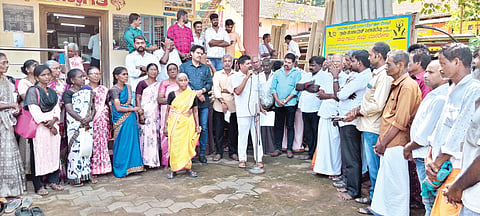 ಪಿಲಾತಬೆಟ್ಟು ಗ್ರಾಪಂ ಎದುರು ನಡೆದ ಪ್ರತಿಭಟನೆಯಲ್ಲಿ ಜಿಪಂ ಮಾಜಿ ಉಪಾಧ್ಯಕ್ಷ ಎಂ.ತುಂಗಪ್ಪ ಬಂಗೇರ ಮಾತನಾಡಿದರು. ಹರೀಶ್ ಶೆಟ್ಟಿ ನೈನಾಡು, ಚಂದ್ರಶೇಖರ ಶೆಟ್ಟಿ, ತಾರಾನಾಥ ಪೂಜಾರಿ ಕಜೆಕಾರು ಮತ್ತಿತರರು ಇದ್ದರು.