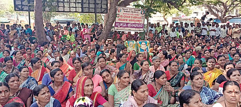 ಹುನಗುಂದ : ವಿಬಿ-ಜಿ ರಾಮ್-ಜಿ ಯೋಜನೆ ಅಡಿಯಲ್ಲಿ ಕೆಲಸ, ಕೂಲಿ, ನಿರುದ್ಯೋಗ, ಭತ್ಯೆ ಮತ್ತು ನಷ್ಟ ಪರಿಹಾರ ನೀಡಬೇಕು ಎಂದು ಆಗ್ರಹಿಸಿ ಗ್ರಾಮೀಣ ಕೂಲಿ ಕಾರ್ಮಿಕರ ಸಂಘಟನೆ ನೇತೃತ್ವದಲ್ಲಿ ಕಾರ್ಮಿಕರು ಇಲ್ಲಿನ ತಾಲೂಕು ಪಂಚಾಯಿತಿ ಆವರಣದಲ್ಲಿ ಮಂಗಳವಾರ ಬೃಹತ್ ಪ್ರತಿಭಟನೆ ನಡೆಸಿದರು.
ಗ್ರಾಮೀಣ ಕೂಲಿ ಕಾರ್ಮಿಕರ ಸಂಘದ ಮುಖಂಡ ಮಹಾಂತೇಶ ಹೊಸಮನಿ ಮಾತನಾಡಿ, ಕಳೆದ ಏಳು ತಿಂಗಳಿನಿಂದ ಹುನಗುಂದ -ಇಳಕಲ್ಲ ತಾಲೂಕಿನ ಗ್ರಾಮ ಪಂಚಾಯಿತಿಗಳಲ್ಲಿ ಕೂಲಿ ಕಾರ್ಮಿಕರಿಗೆ ಕೆಲಸ ನೀಡುತ್ತಿಲ್ಲ. ವರ್ಷದಲ್ಲಿ 120 ದಿನಗಳ ಕೆಲಸ ನೀಡಬೇಕೆಂದು ಕಾನೂನು ಇದ್ದರು ಕಾರ್ಮಿಕರಿಗೆ ಸರಿಯಾಗಿ ಕೆಲಸ ನೀಡುತ್ತಿಲ್ಲ. ಬರಗಾಲದಿಂದ ತತ್ತರಿಸಿರುವ ಗ್ರಾಮೀಣ ಭಾಗದ ಜನರು ಗುಳೇ ಹೋಗುವ ಪರಿಸ್ಥಿತಿ ನಿರ್ಮಾಣವಾಗಿದೆ. ಸರ್ಕಾರ ಈ ಕೂಡಲೇ ಗಮನ ಹರಿಸಬೇಕು ಎಂದು ಆಗ್ರಹಿಸಿದರು.
ಶಾಂತಾ ಕತ್ತಿ, ವಿಜಯಲಕ್ಷ್ಮೀ ಜಾಲಿಹಾಳ, ಮಂಜುನಾಥ ಹಲಕಾವಟಗಿ, ಶಾರದಾ ಪರತಗೌಡರ, ಶಶಿಕುಮಾರ ಹರಿಜನ, ಯಮನೂರ ಮಾದರ, ಮಹಾದೇವಿ ಹಡಪದ, ನೀಲಮ್ಮ ಕಟ್ಟಿಮನಿ, ವಿಜಯಲಕ್ಷ್ಮಿ ಜಾಲಿಹಾಳ ಇದ್ದರು.