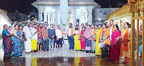 ತಿರುಪತಿ ಶ್ರೀ ವೆಂಕಟೇಶ್ವರನ ದರ್ಶನಕ್ಕಾಗಿ ಹತ್ತು ದಿನಗಳವರೆಗೆ ಪಾದಯಾತ್ರೆ ಕೈಗೊಂಡಿರುವ ಕೆ.ಎಂ.ದೊಡ್ಡಿ ವ್ಯಾಪ್ತಿಯ ವಿವಿಧ ಗ್ರಾಮಗಳ ನೂರಾರು ಭಕ್ತರಿಗೆ ಶ್ರೀ ವೆಂಕಟೇಶ್ವರ ದೇವಾಲಯದಲ್ಲಿ ಆಶ್ರಯ ಕಲ್ಪಿಸಿ ಪ್ರಸಾದ ನೀಡಿ ಬಿಳ್ಕೋಡ್ಗಗೆ ನೀಡಲಾಯಿತು.
