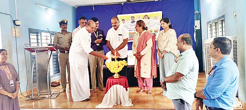 ಕೋಡಿ ಕನ್ಯಾಣ ಗ್ರಾಮ ಪಂಚಾಯಿತಿ ಪ್ರಜಾಸೇವಾ ಆಂದೋಲನದಲ್ಲಿ ಶಾಸಕ ಕಿರಣ್ ಕುಮಾರ್ ಕೊಡ್ಗಿ ಜನರ ಸಮಸ್ಯೆಗಳನ್ನು ಆಲಿಸಿದರು. ಪ್ರಮುಖರಾದ ಅಶೋಕ್ ಭಟ್, ರಾಮದಾಸ್, ಮಹಾಂತೇಶ್ ಮೊದಲಾದವರಿದ್ದರು.