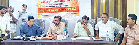 ಕಾಳಗಿ ತಾಪಂ ಸಭಾಂಗಣದಲ್ಲಿ ಬುಧವಾರ ಹಮ್ಮಿಕೊಂಡಿದ್ದ ಕುಡಿವ ನೀರಿನ ಸಭೆಯಲ್ಲಿ ಶಾಸಕ ಡಾ.ಅವಿನಾಶ ಜಾಧವ್ ಮಾತನಾಡಿದರು. ಪೃಥ್ವಿರಾಜ ಪಾಟೀಲ್, ಡಾ.ಬಸವಲಿಂಗಪ್ಪ ಡಿಗ್ಗಿ, ರಮೇಶ ಕಿಟ್ಟದ, ಜಿತೇಂದ್ರ ರಾಠೋಡ್ ಇದ್ದರು.