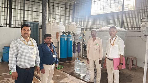 ಕುಡಿಯುವ ನೀರಿನ ಬಾಟಲಿ ತಯಾರಿಕಾ ಘಟಕಗಳ ಪರಿಶೀಲನೆ ನಡೆಸುತ್ತಿರುವ ಆಹಾರ ಸುರಕ್ಷತಾ ಇಲಾಖೆ ಅಧಿಕಾರಿಗಳು.