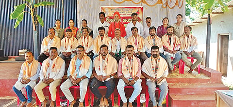 ಸೊರಬದ ಮುರುಘಾ ಮಠದಲ್ಲಿ ಹಮ್ಮಿಕೊಂಡಿದ್ದ ಮಾಸಿಕ ಶಿವಾನುಭವ ಕಾರ್ಯಕ್ರಮದಲ್ಲಿ ವೀರಶೈವ ಸಂಘಟನಾ ಪದಾಧಿಕಾರಿಗಳನ್ನು ಸನ್ಮಾನಿಸಲಾಯಿತು. ಸುರೇಂದ್ರ ಗೌಡ, ಪೂರ್ಣಿಮಾ, ರೇವತಿ, ಸುಧಾ, ಜಯಮಾಲ, ಡಿ.ಶಿವಯೋಗಿ ಇತರರಿದ್ದರು.