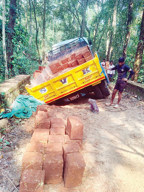 ಮಡಾಮಕ್ಕಿ-ಹತ್ರಬೈಲ್ ಸಂಪರ್ಕ ರಸ್ತೆಯಲ್ಲಿ ಕುಸಿದ ಮೋರಿಯಲ್ಲಿ ಲಾರಿ ಸಿಲುಕಿರುವುದು.