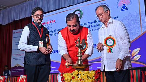 ಉಡುಪಿಯಲ್ಲಿ ಆಯೋಜಿಸಿದ್ದ ಮುನಿಯಾಲು ಆಯುರ್ವೇದ ಕಾಲೇಜ್ನ ಘಟಿಕೋತ್ಸವವನ್ನು ಡಾ. ಎಂ.ಮೋಹನ ಆಳ್ವ ಉದ್ಘಾಟಿಸಿದರು. ಡಾ. ವಿಜಯಭಾನು ಶೆಟ್ಟಿ, ಡಾ. ಸತ್ಯನಾರಾಯಣ ಭಟ್ ಇದ್ದರು.