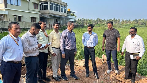 ಮನಪಾ ಆಯುಕ್ತ ರಾಹುಲ್ ರತ್ನಂ ಪಾಂಡೆ ಅವರು ಸುರತ್ಕಲ್ ಪರಿಸರದಲ್ಲಿ ಸಾರ್ವಜನಿಕರ ಅಹವಾಲು ಸ್ವೀಕರಿಸಿದರು. ನರೇಶ್ ಶೆಣೈ, ವರುಣ್ ಚೌಟ ಮೊದಲಾದವರಿದ್ದರು.